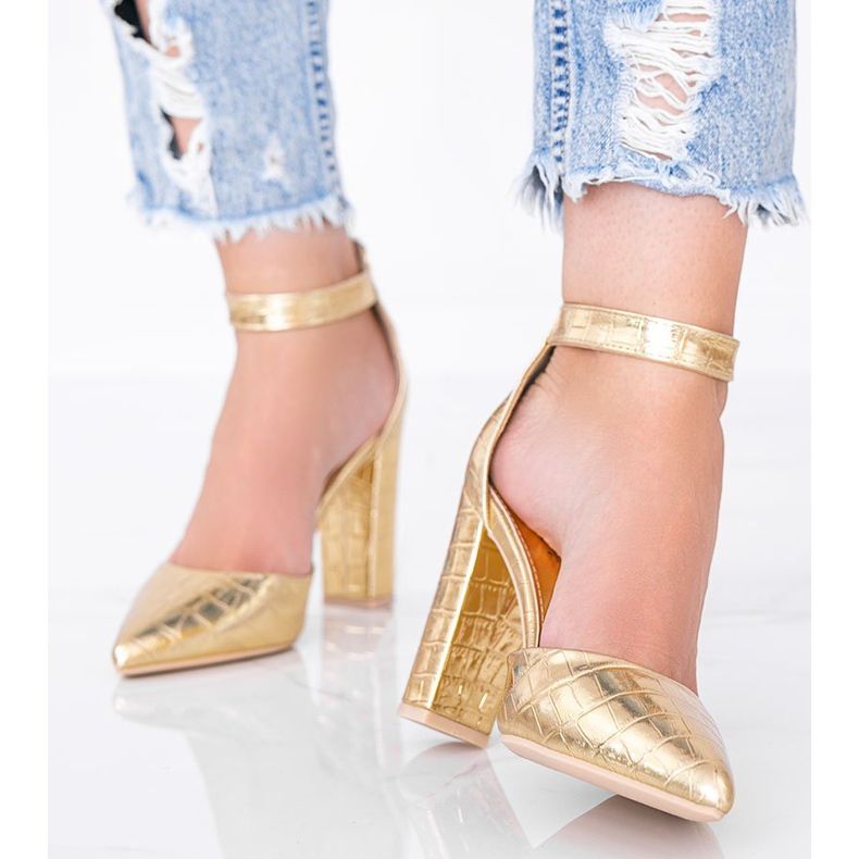 Sandalen am Pfosten im Glamour-Krokodilleder-Motiv golden 1