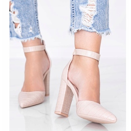 Beige Pumps am Pfosten im Glamour-Krokodilleder-Muster 1