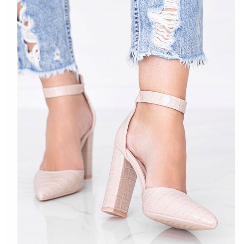 Beige Pumps am Pfosten im Glamour-Krokodilleder-Muster 1