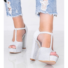Glänzende silberne Pumps am Elissa-Pfosten 1