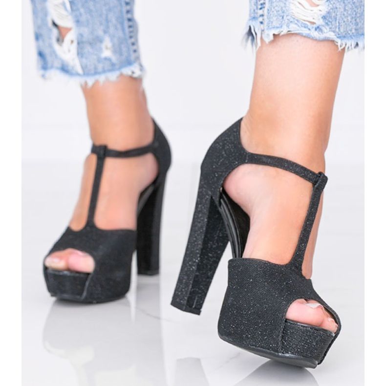 Glänzende schwarze Pumps am Elissa-Pfosten 1