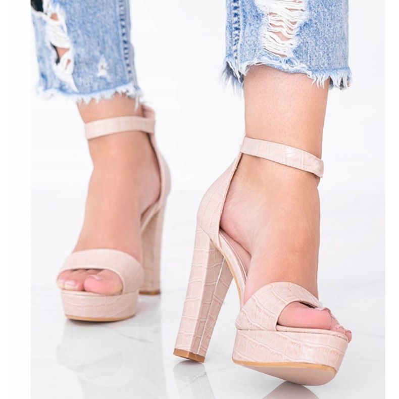 Beige Sandalen auf einem Pfosten im Avila-Krokodilhaut-Motiv 1