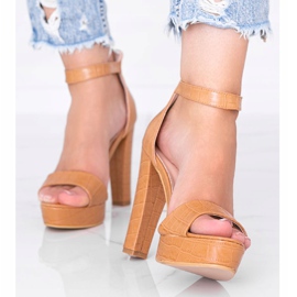 Kamelsandale auf einem Pfosten im Avila-Krokodilhaut-Motiv braun 1