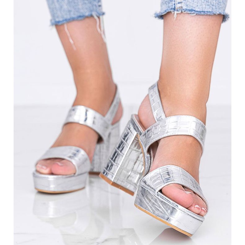 Silber-Metallic-Sandalen auf einem Pfosten im Tiermotiv Liv 1