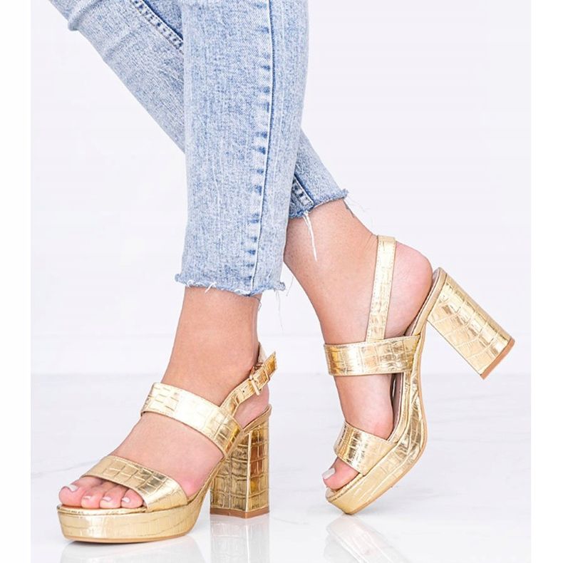 Goldene Metallic-Sandalen auf einem Beitrag im Tierthema Liv 1