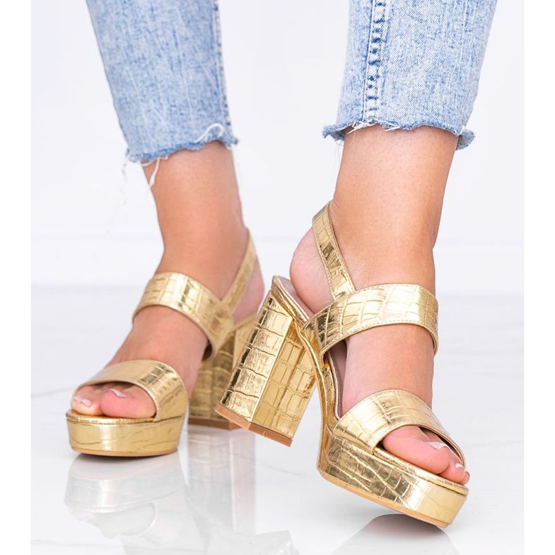 Goldene Metallic-Sandalen auf einem Beitrag im Tierthema Liv 2