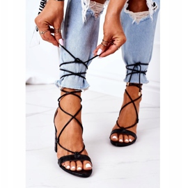 PS1 Gebundene Sandalen auf einer schwarzen Laufsteg-Bar 2