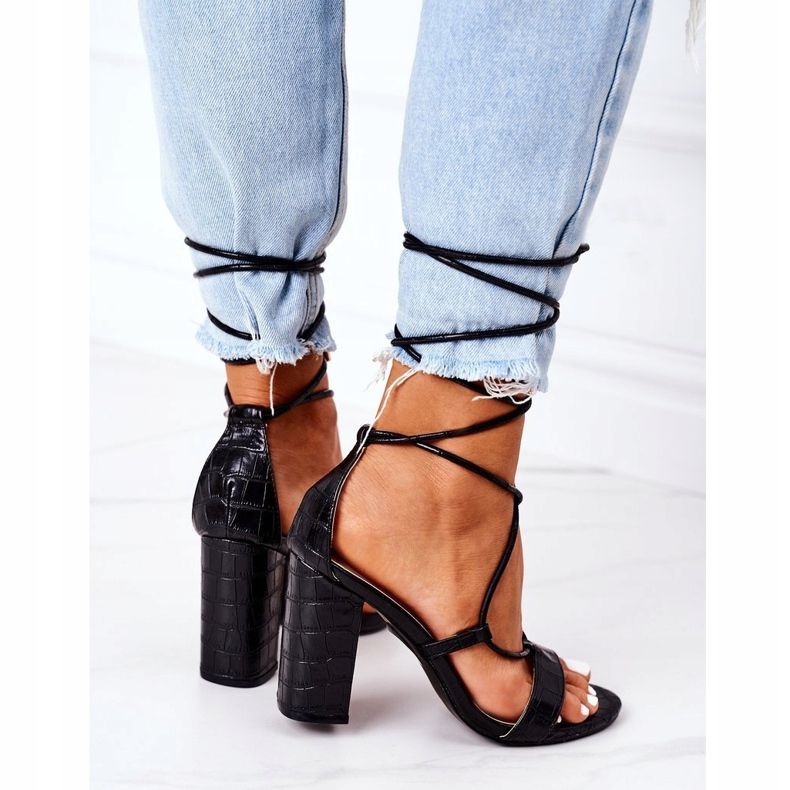 PS1 Gebundene Sandalen auf einer schwarzen Laufsteg-Bar 1