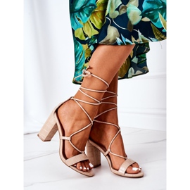 PS1 Gebundene Sandalen auf einer beigen Laufsteg-Bar 1