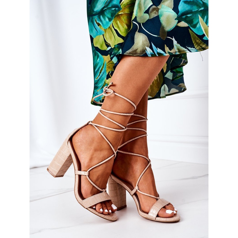 PS1 Gebundene Sandalen auf einer beigen Laufsteg-Bar 1