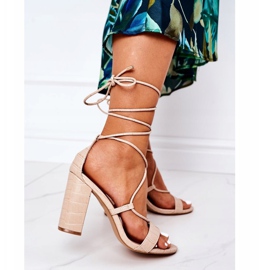 PS1 Gebundene Sandalen auf einer beigen Laufsteg-Bar 2