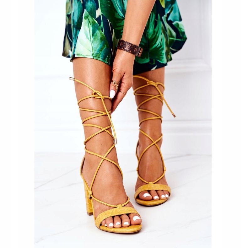 PS1 Gebundene Sandalen auf einer gelben Laufsteg-Bar 1