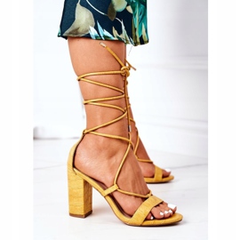 PS1 Gebundene Sandalen auf einer gelben Laufsteg-Bar 2