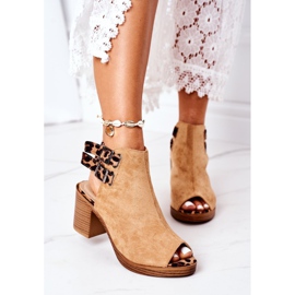 Wildledersandalen auf einer Bar Lu Boo Camel Leopard braun 2