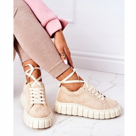 Wildleder-Sneakers auf dem Beige Everything 2
