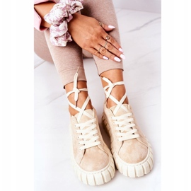 Wildleder-Sneakers auf dem Beige Everything 1