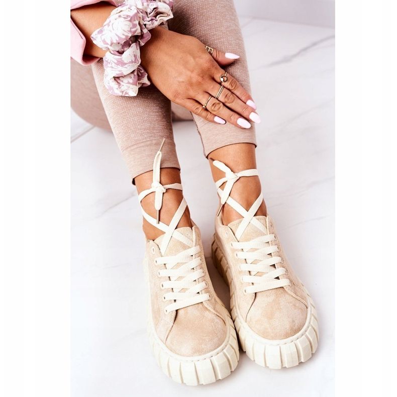 Wildleder-Sneakers auf dem Beige Everything 1