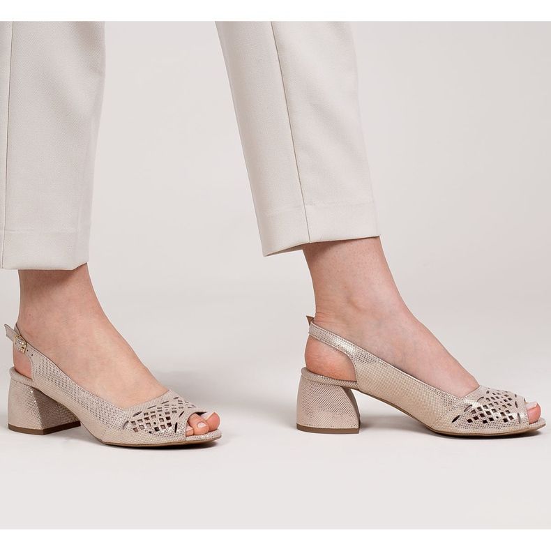 Marco Shoes Beige und goldene Sandalen aus Wildleder mit Perforation 1