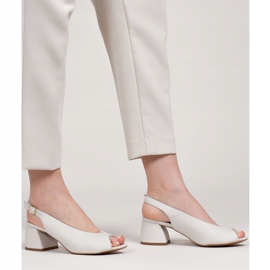 Marco Shoes 1573P weiße Ledersandalen mit stabilem Absatz 1