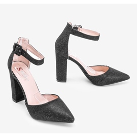 Schwarze glänzende Pumps auf Milas Post 1