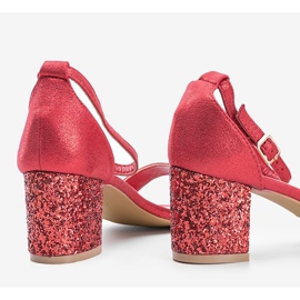 Rote Sandalen auf dem You Know Post 1