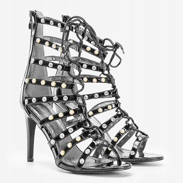 Schwarze Sandalen auf dem Stiletto The Twist 1