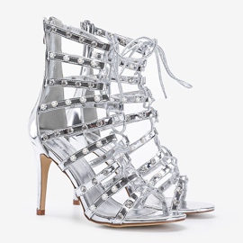 Silberne Sandalen auf einem Stiletto The Twist 1