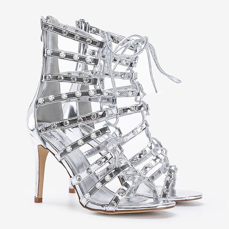 Silberne Sandalen auf einem Stiletto The Twist 1