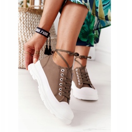 Sneakers für Damen auf der grünen Travel Time-Plattform 2