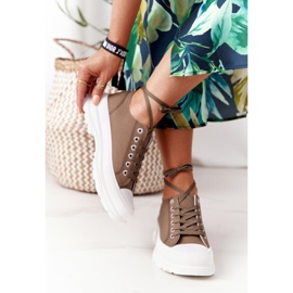 Sneakers für Damen auf der grünen Travel Time-Plattform 1