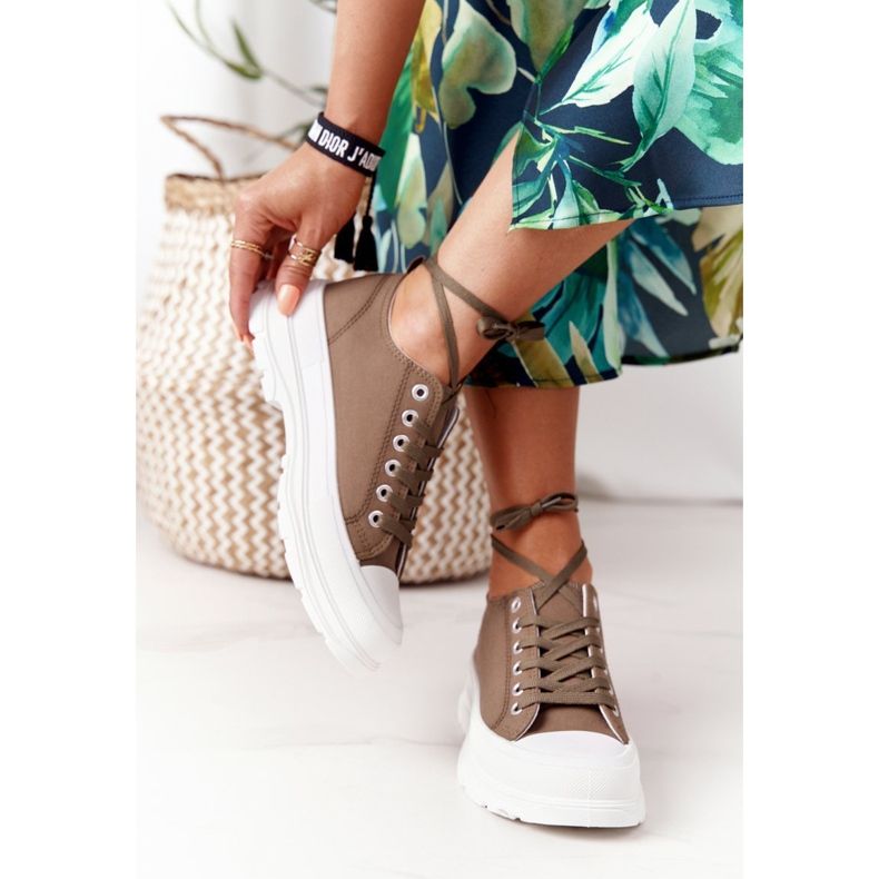 Sneakers für Damen auf der grünen Travel Time-Plattform 1