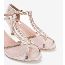 Goldene Sandalen auf einem niedrigen Bahamas-Absatz 2