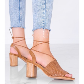 Braune geflochtene Sandalen am Estrella-Pfosten 1
