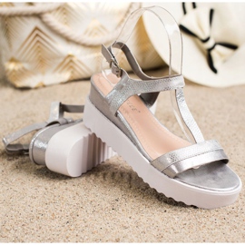 Bestelle Schimmernde Keilsandalen silber- grau 1