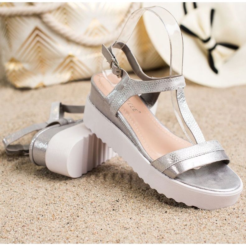 Bestelle Schimmernde Keilsandalen silber- grau 1