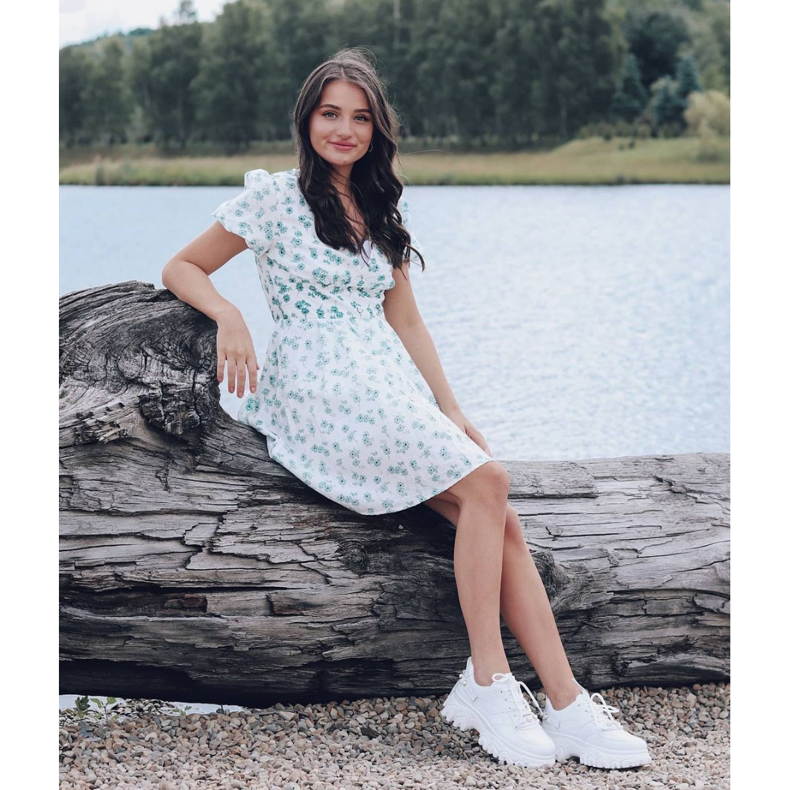 SHELOVET Weiße Sneaker mit Perlen 1