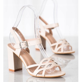 Renda Elegante Sandalen an einer Bar beige 1