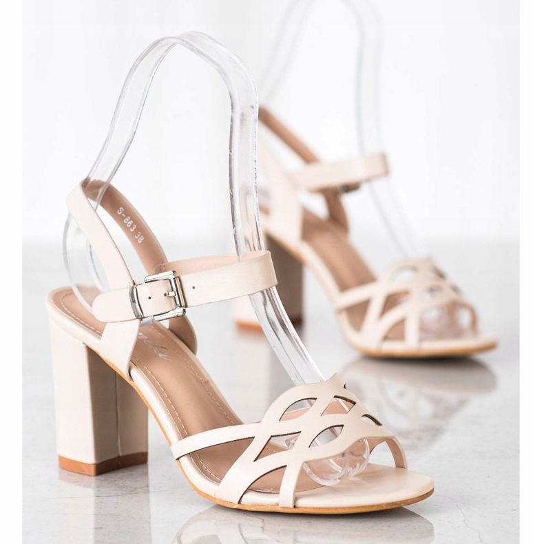 Renda Elegante Sandalen an einer Bar beige 1