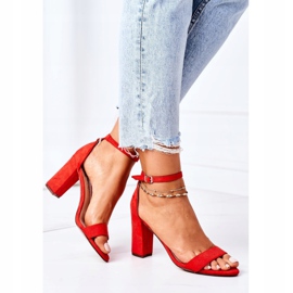 PS1 Rote Florence Wildledersandalen an einer Bar 1