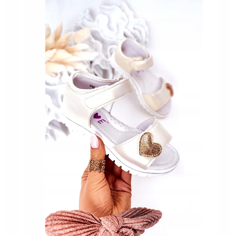 Sandalen für Kinder mit goldenem Herz-Klettverschluss 1