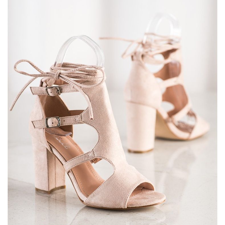 Bestelle Geschlossene Sandalen mit Bindung beige 1