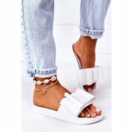 Gummi-Flip-Flops mit weißer Aprilschleife 2