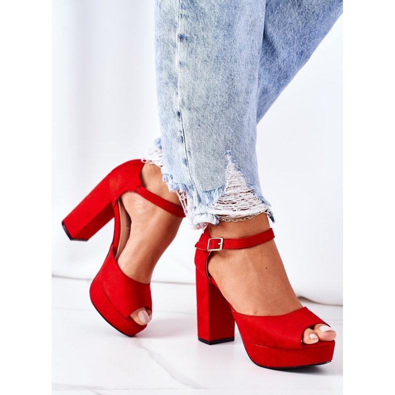 PW1 Wildledersandalen auf einer roten Silvia-Bar 1