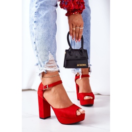 PW1 Wildledersandalen auf einer roten Silvia-Bar 2