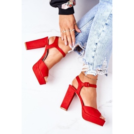 PW1 Wildledersandalen auf einer roten Camilia-Bar 1