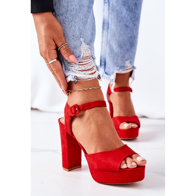 PW1 Wildledersandalen auf einer roten Camilia-Bar 2