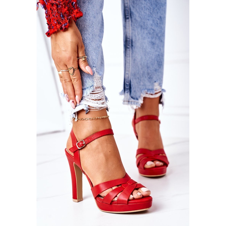 PW1 Elegante rote Anastasia Sandalen auf einer Bar 2