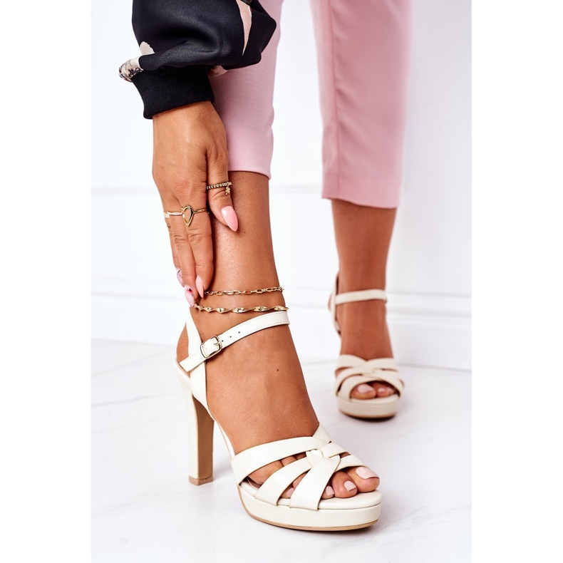 PW1 Elegante Sandalen auf einer Bar Beige Anastasia 2