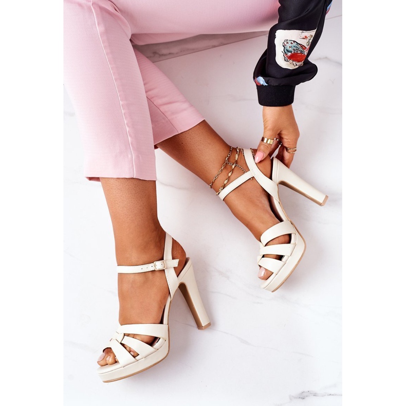 PW1 Elegante Sandalen auf einer Bar Beige Anastasia 1