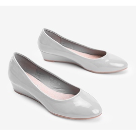 Graue Pumps auf dem Chantal niedrigem Keilabsatz 2